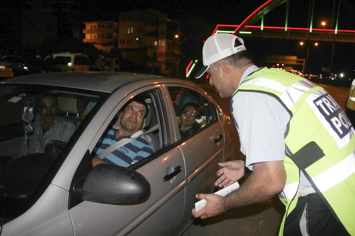 Polis bu kez çay molası için durduruyor