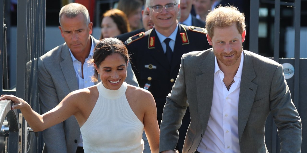 Prens Harry ile eşi Meghan Markle, Düsseldorf'ta ilgiyle karşılandı