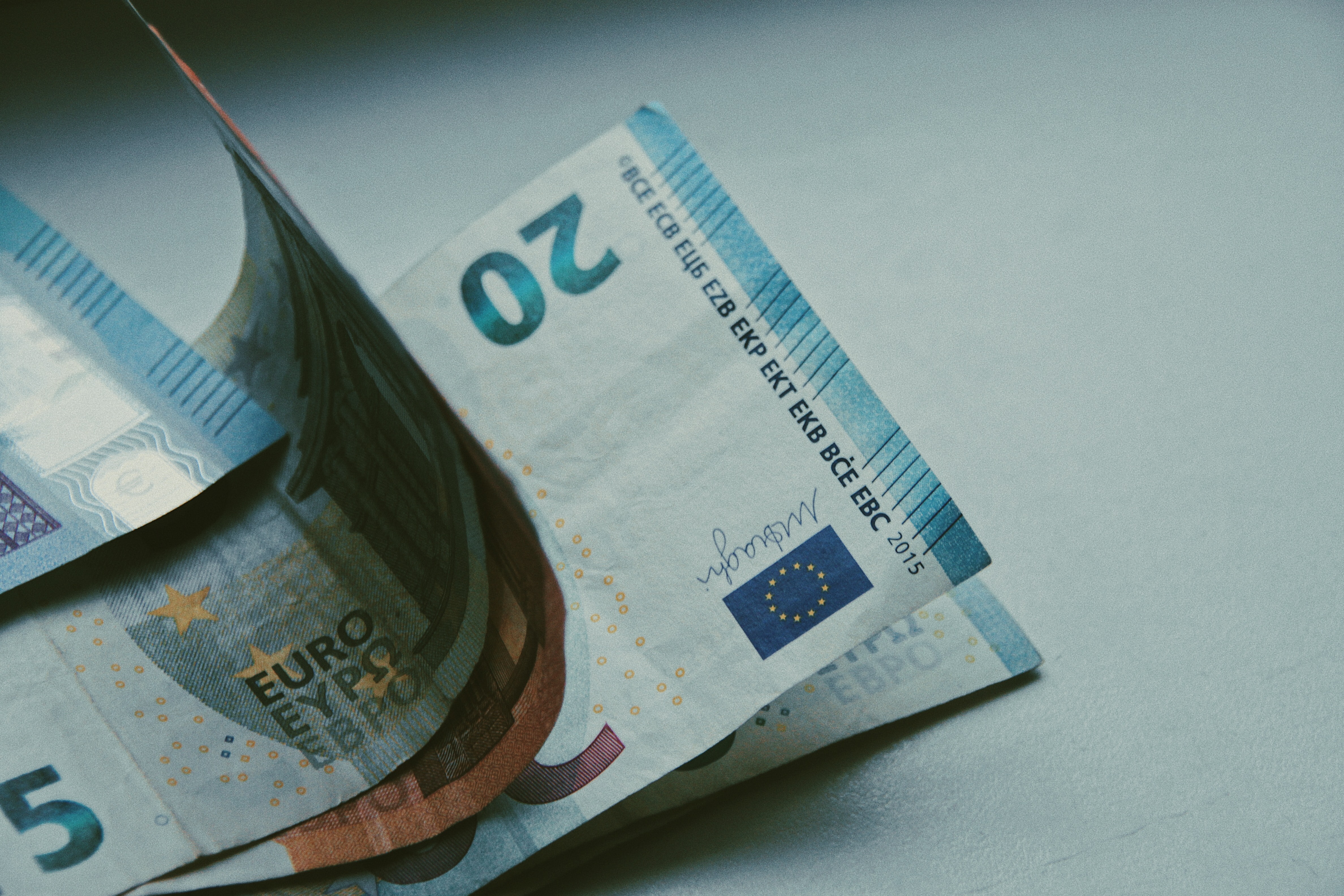 ECB Başkanı Lagarde: "Avro’nun değer kaybı da enflasyonist baskıları artırdı"