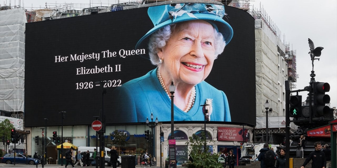 İngiltere Kraliçesi 2. Elizabeth'in ölümü nedeniyle ülkedeki futbol maçları erteledi