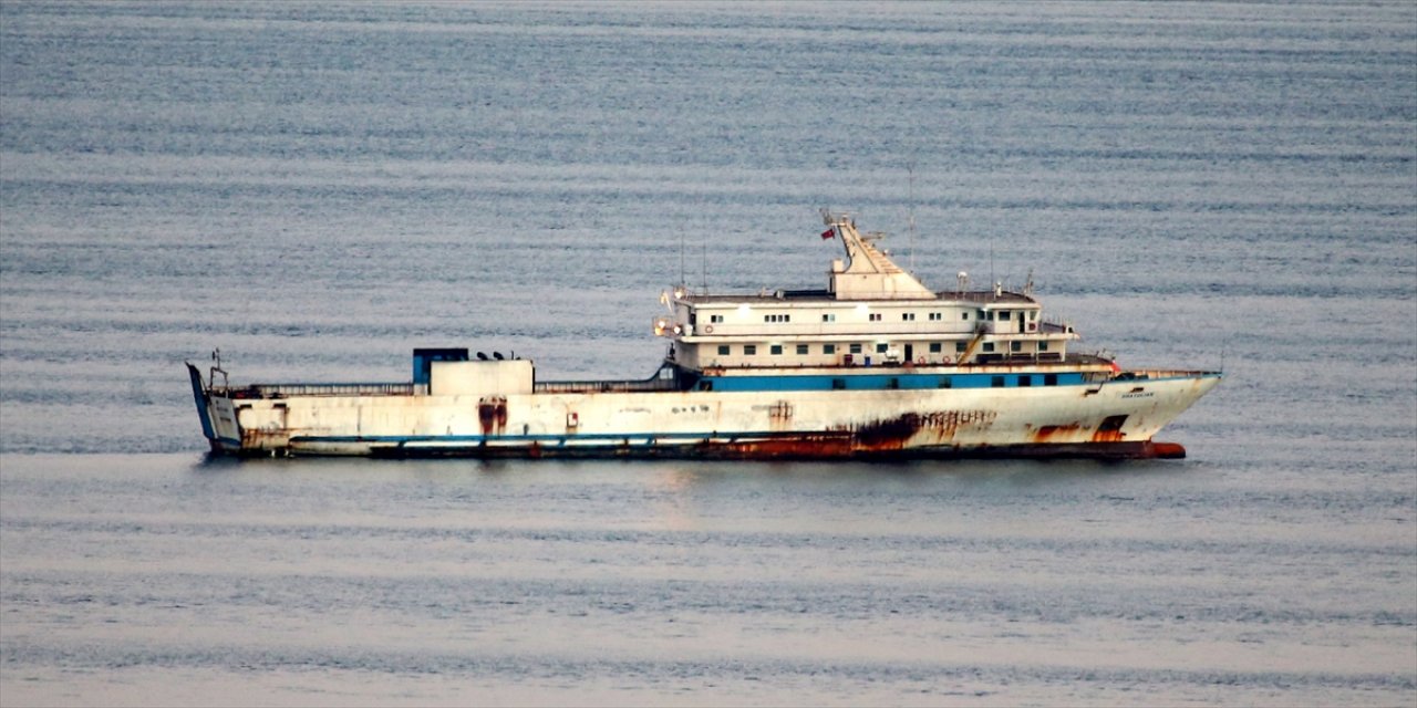 Yunanistan Sahil Güvenlik birimlerinin taciz ateşi açtığı gemi Çanakkale Boğazı'nda demirledi