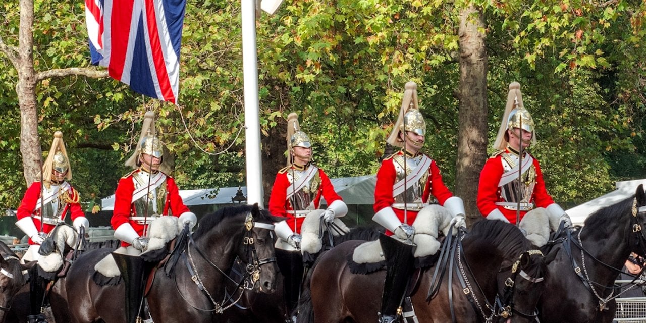 Kraliçe 2. Elizabeth'in cenazesi Balmoral Kalesi'nden Edinburgh'a doğru yola çıktı