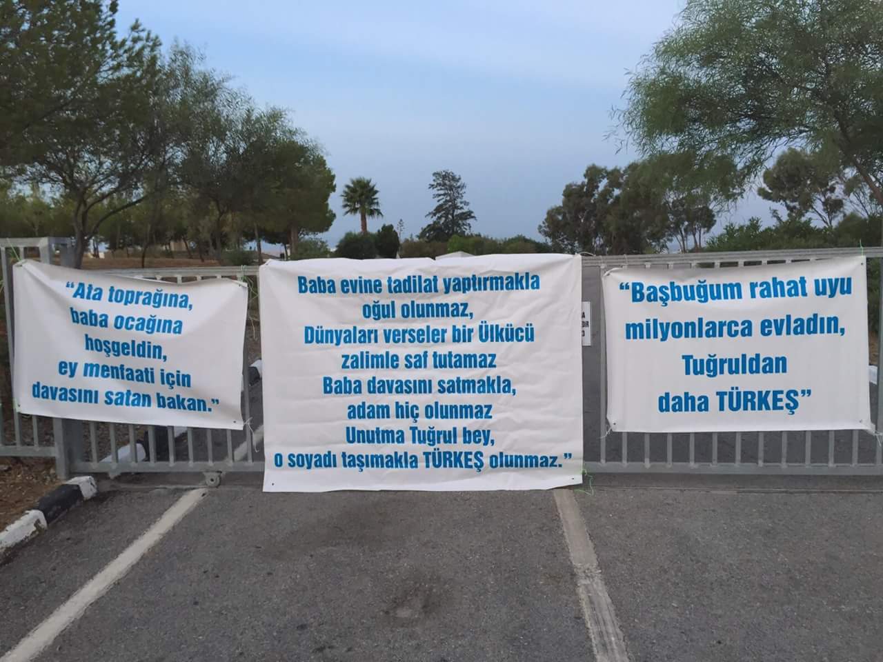 KKTC'de Türkeş'e pankartlı protesto