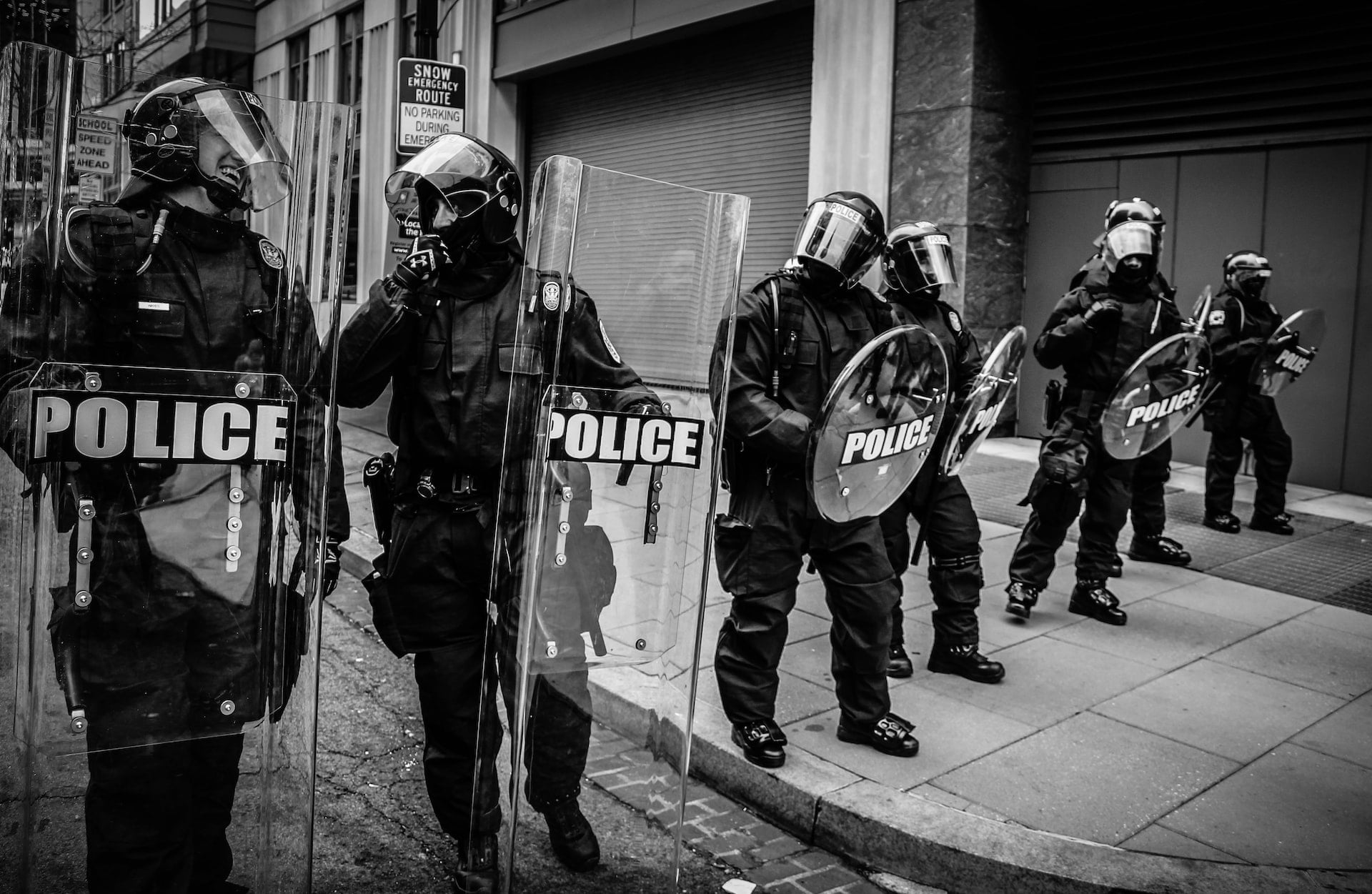 İskoçya’da bir grup İngiliz polisini protesto etti