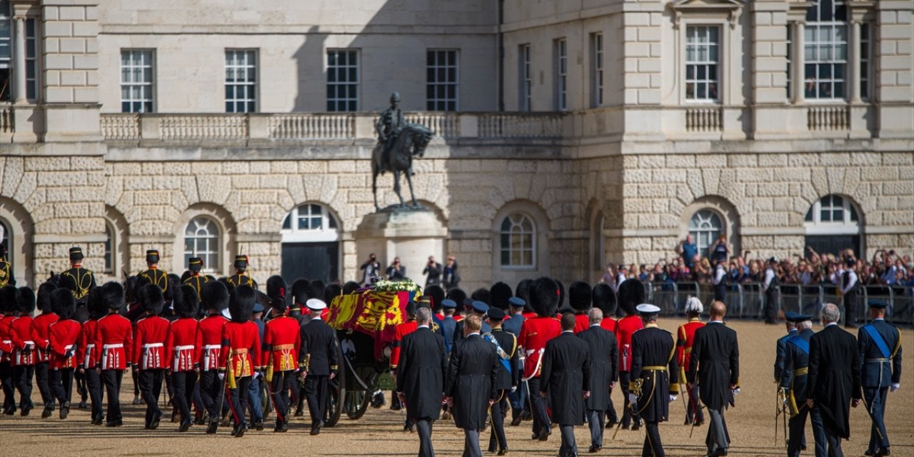 İngiltere Kraliçesi 2. Elizabeth'in naaşı Londra'ya getirildi