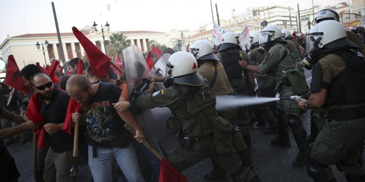 Yunanistan'da öğrenciler ile polis arasında arbede