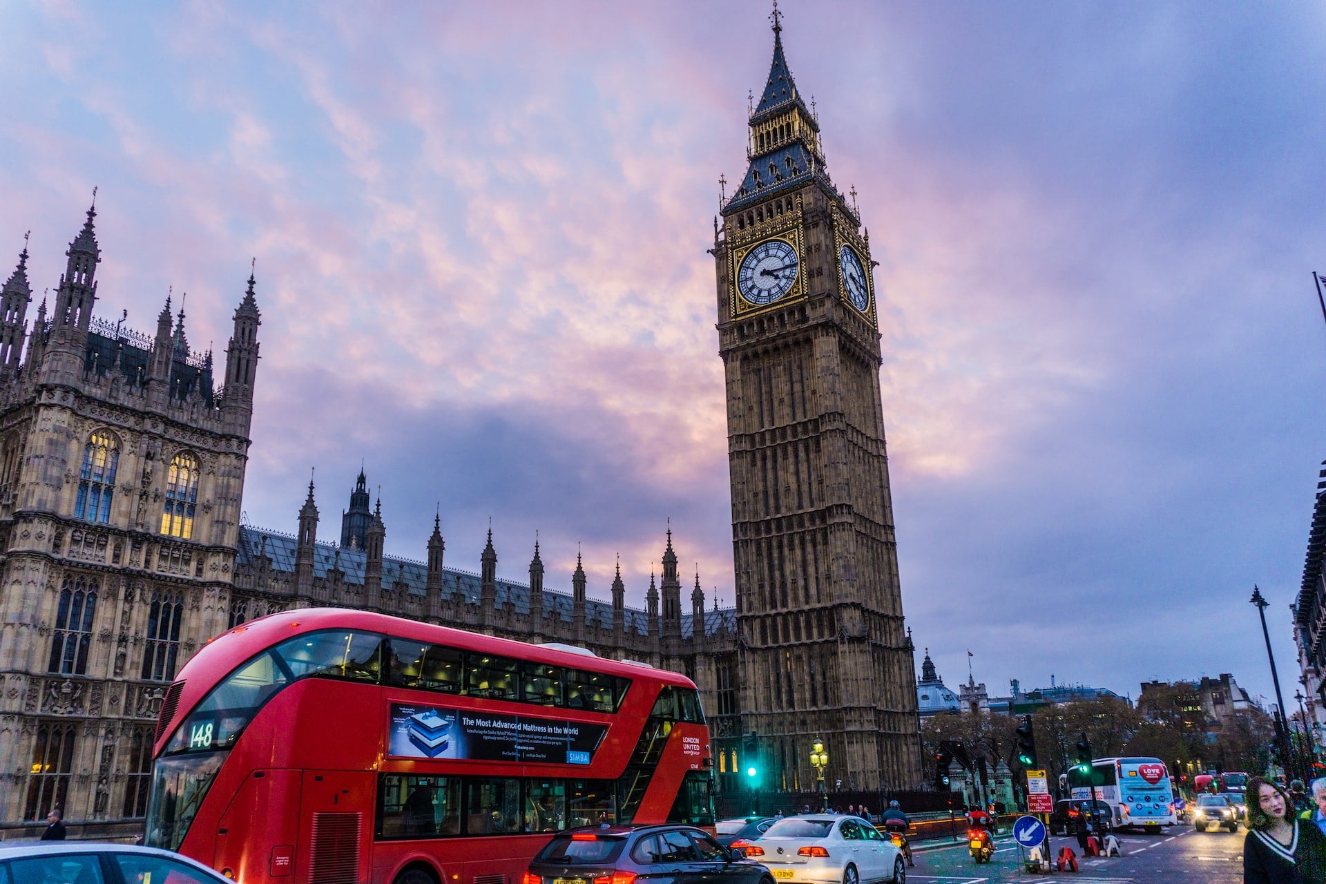 Londra'nın merkezinde iki polis memuru bıçaklandı