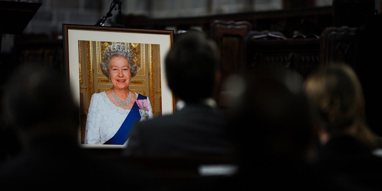 İngiltere Kraliçesi 2. Elizabeth'in cenazesi St. George Şapeli'nde defnedildi