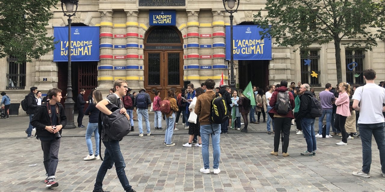Paris'te gençler iklim için gösteri düzenledi