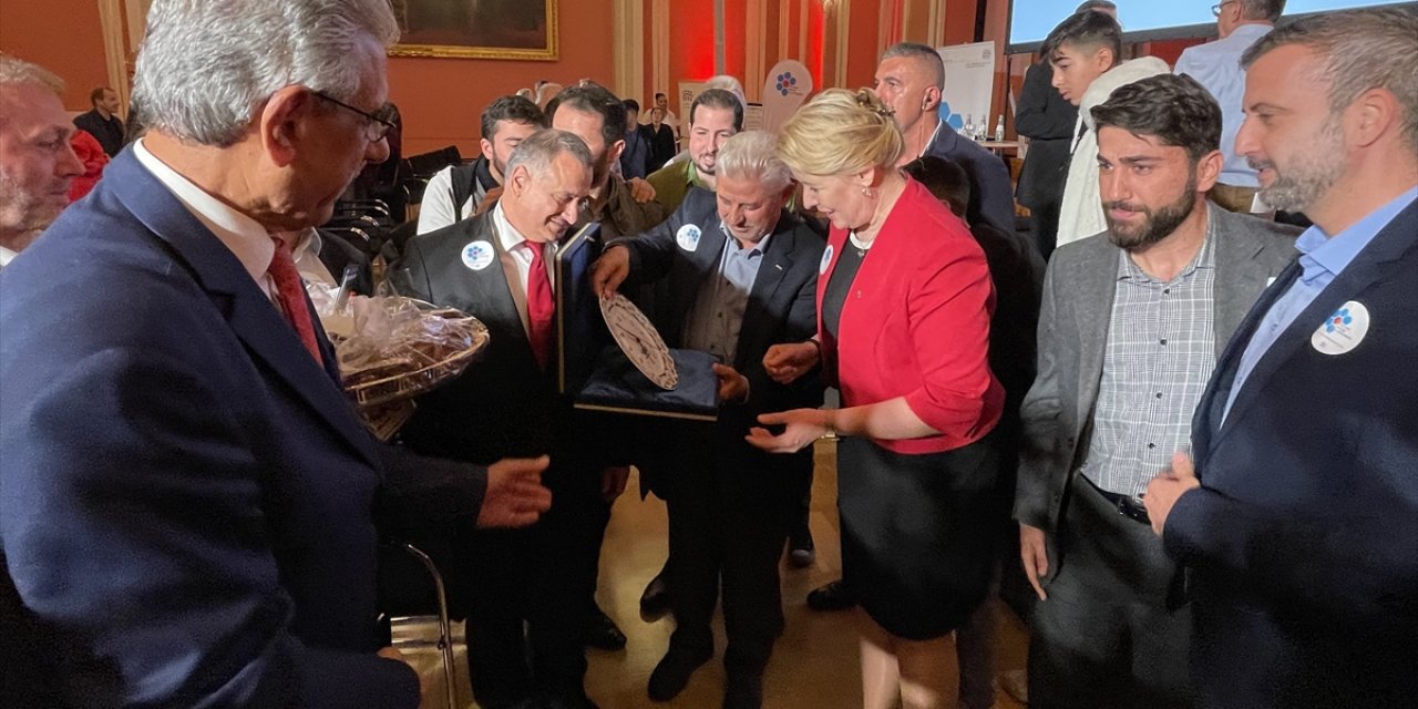 Berlin Eyaleti Başbakanı Giffey dernek temsilcileriyle bir araya geldi