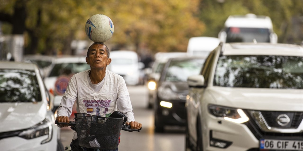 Gezgin Nieto, kafasında futbol topuyla ülke ülke pedal çeviriyor
