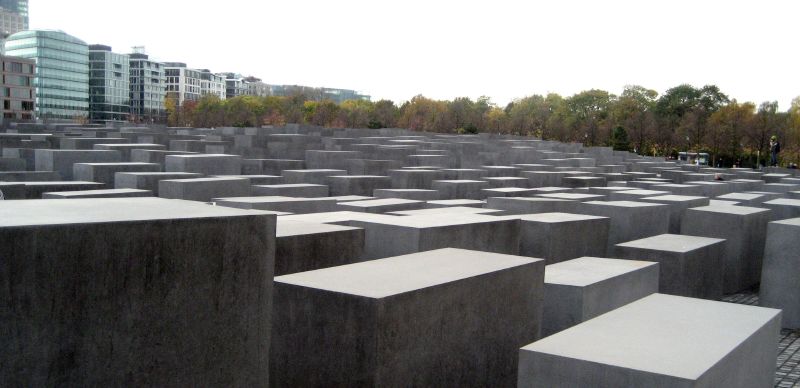 Holokost anıtında dans eden Alman siyasetçi kriz çıkardı
