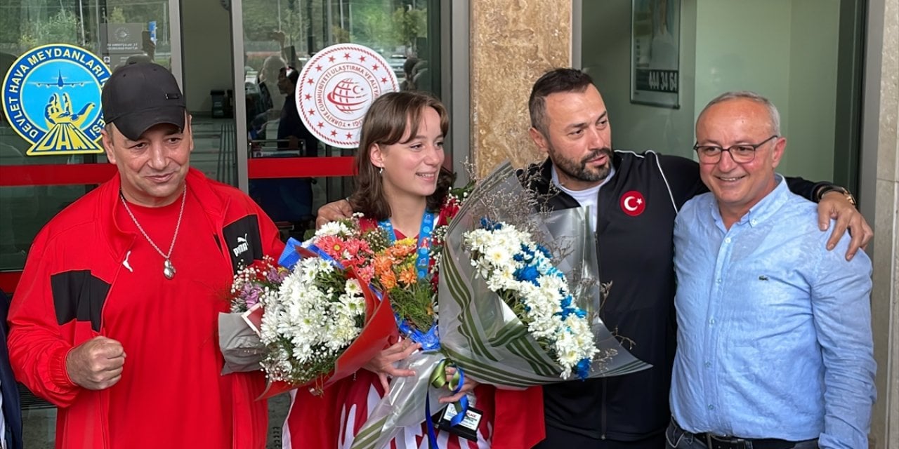 Dünya şampiyonu Kick Bokscu Cemren Temizel, memleketinde coşkuyla karşılandı