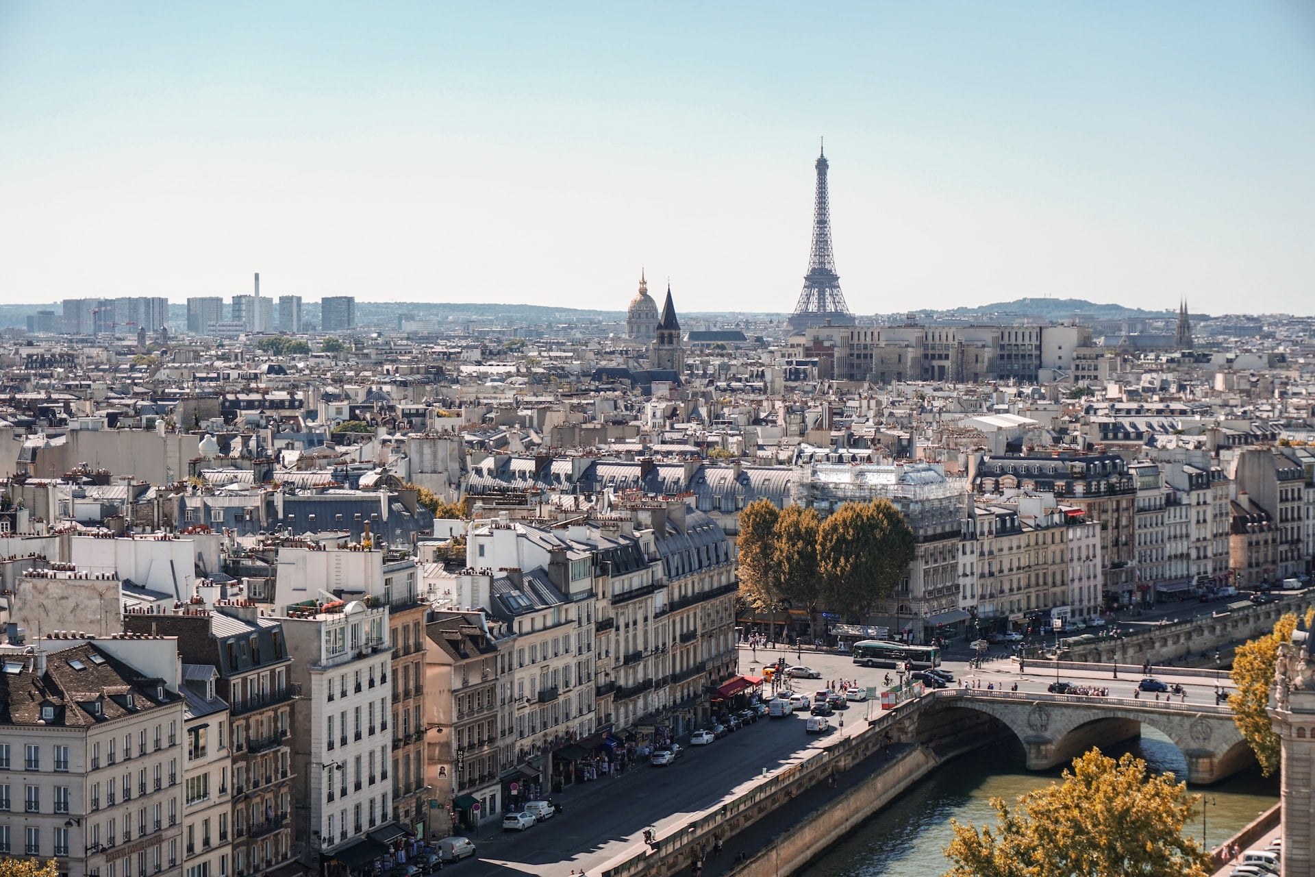 Paris'te binlerce kişi sokaklara döküldü