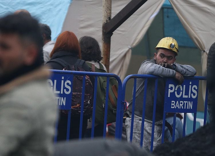 Türkiye Cumhurbaşkanı Erdoğan, İstanbul'da tedavi gören madencileri ziyaret etti