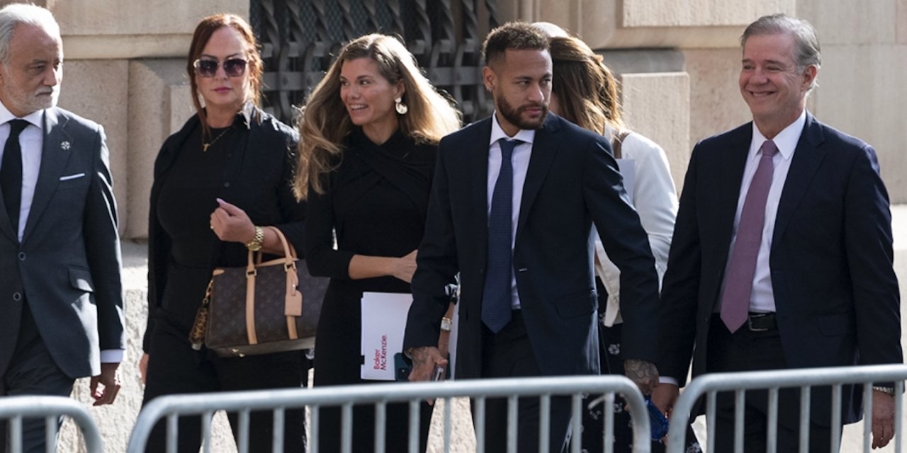 Dünyaca ünlü futbolcu Neymar hakim karşısında