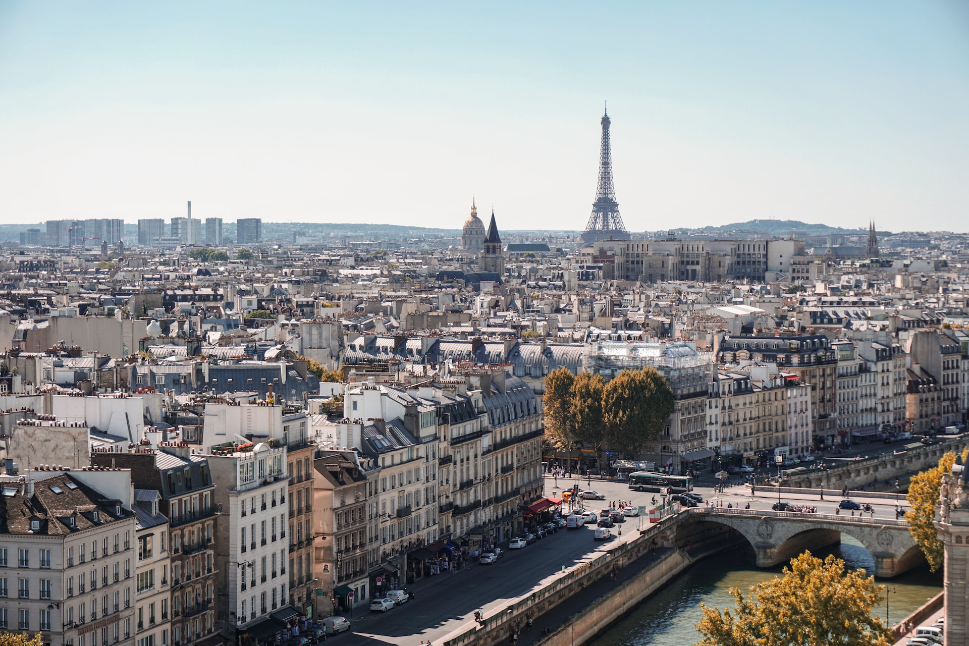 Paris'te maaş zammı talebiyle gösteri düzenlendi