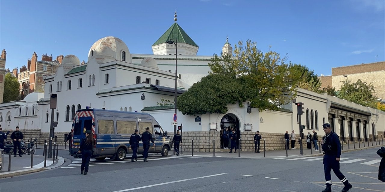 Macron, Paris'teki Ulu Cami'nin temelinin atılışının 100. yıl dönümü törenine katıldı