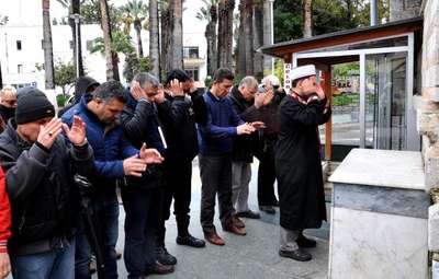 Bodrumlular Müzeyyen Senar için lokma dağıttı, namaz kıldı