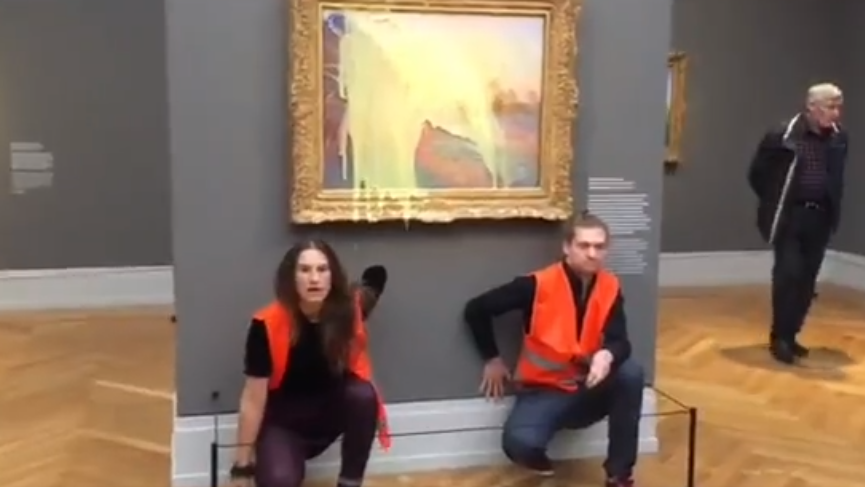 Almanya'da iklim aktivistleri Monet'in tablosuna patates püresi fırlattı