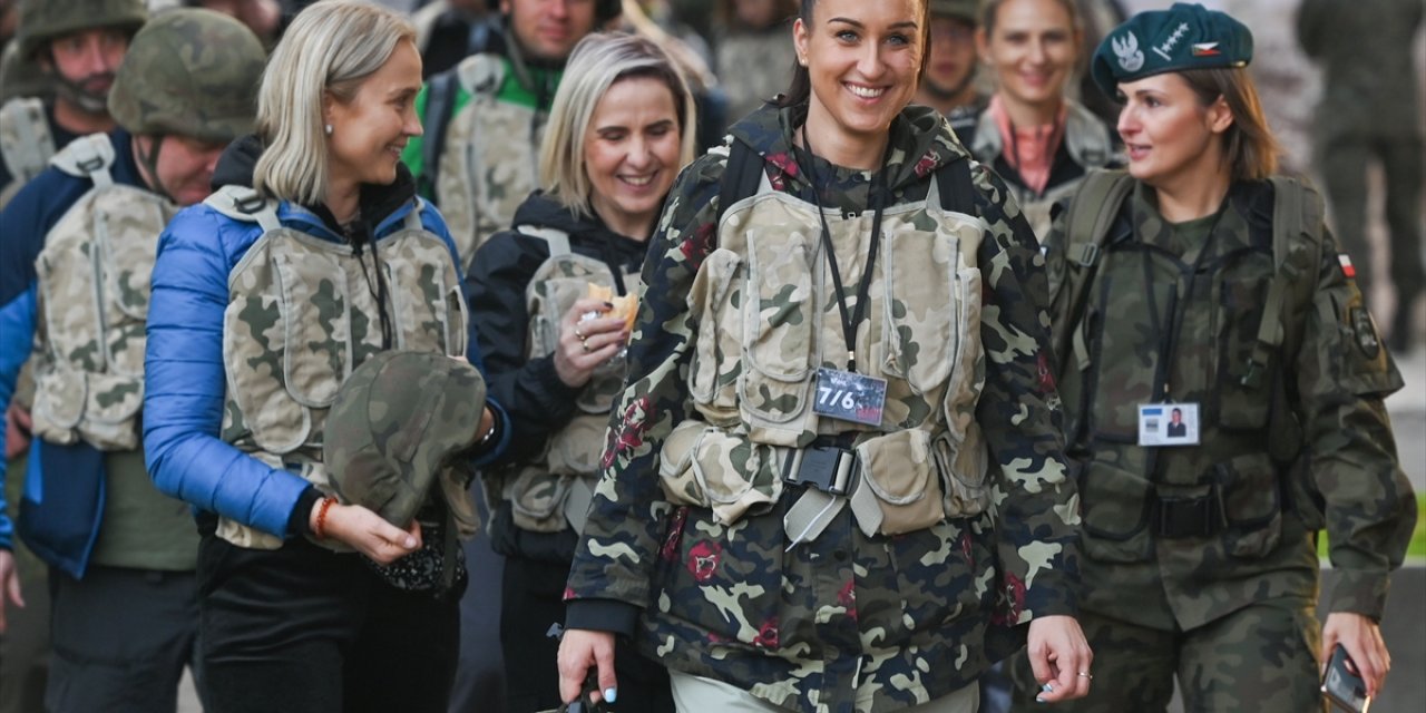 Polonya'da siviller askeri eğitim aldı