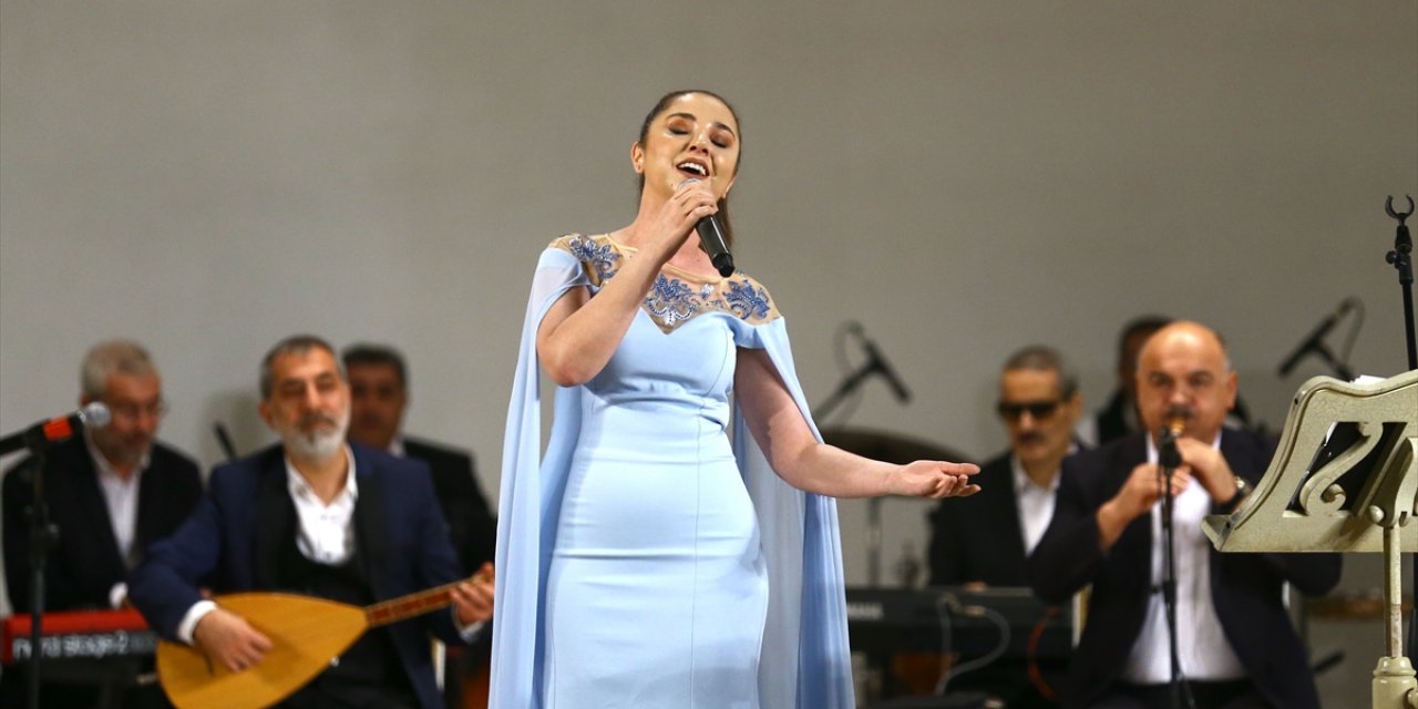 Türk ve Azerbaycanlı sanatçılar Bakü'de ortak konser verdi