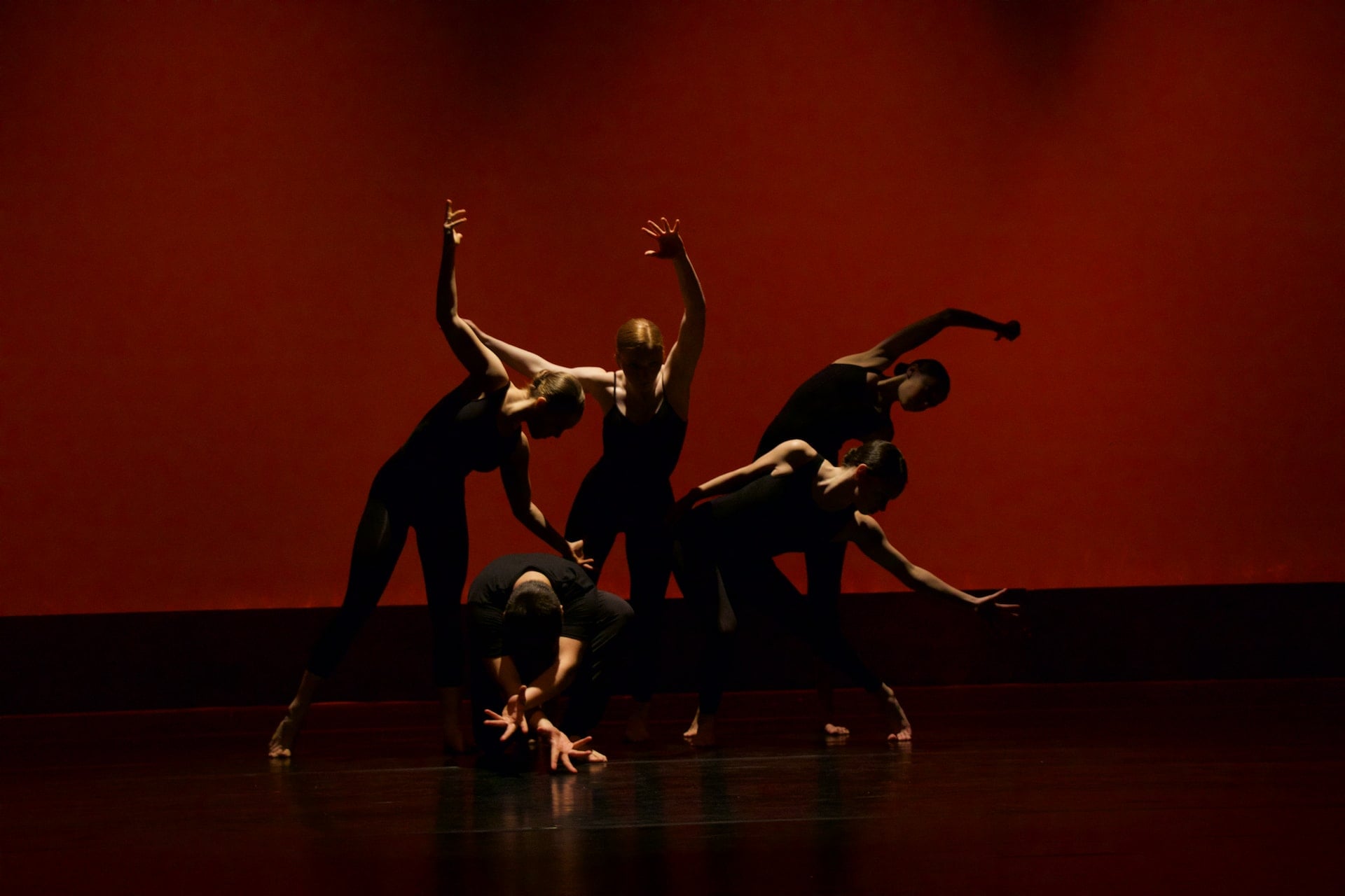 İranlı kadın dansçıların en büyük arzusu halka açık performans sergilemek
