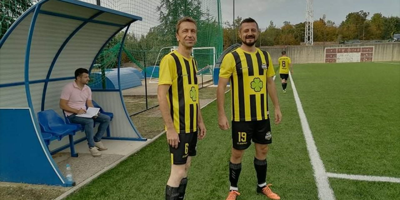 Bosna Hersek'te yaşayan imam ve papaz arkadaşlıklarını yeşil sahaya da taşıdı