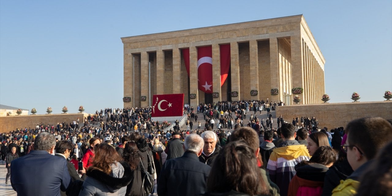 Anıtkabir'e ziyaretçi akını
