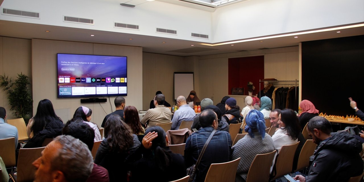Paris'te Avrupa'daki İslamofobiye ilişkin panel düzenlendi