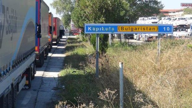 Sınır kapısında 7 km kuyruk oluştu