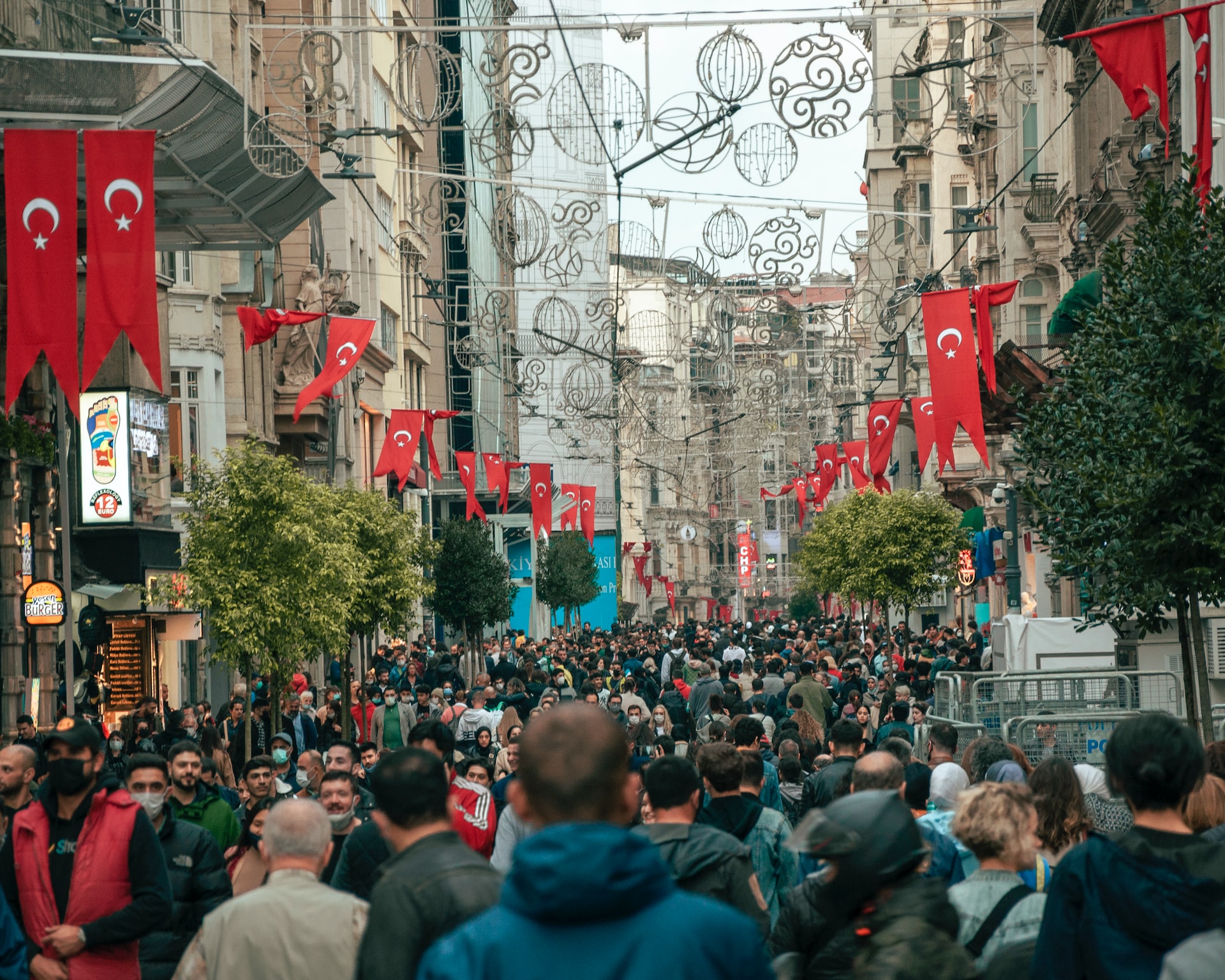 İstiklal Caddesi yeniden yaya trafiğine açıldı