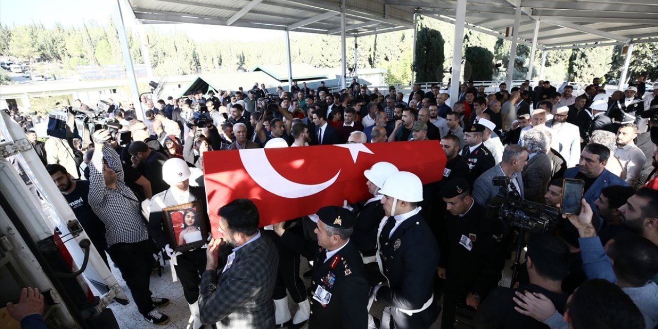 İstanbul'daki terör saldırısında hayatını kaybeden baba kızın cenazeleri Adana'da defnedildi