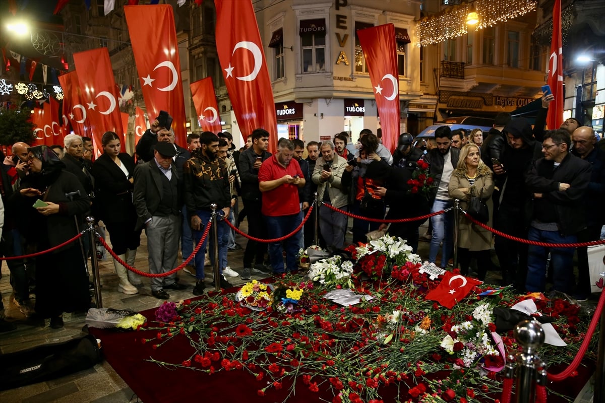 Terör saldırısında hayatını kaybedenler İstiklal Caddesi'nde anılıyor