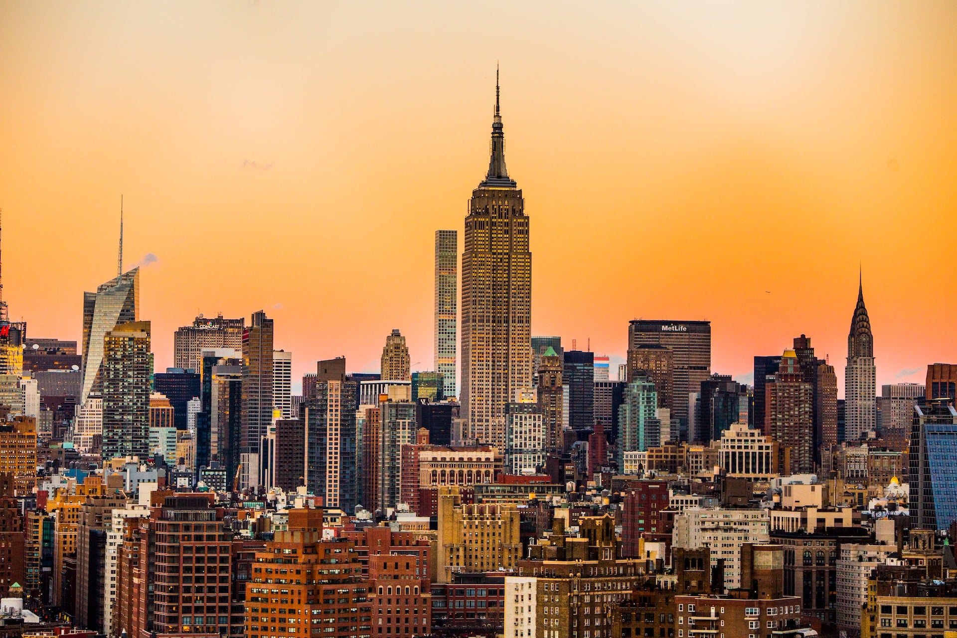 New York'ta acil durum çadırlarında kalan düzensiz göçmenler otele taşınmaya başladı