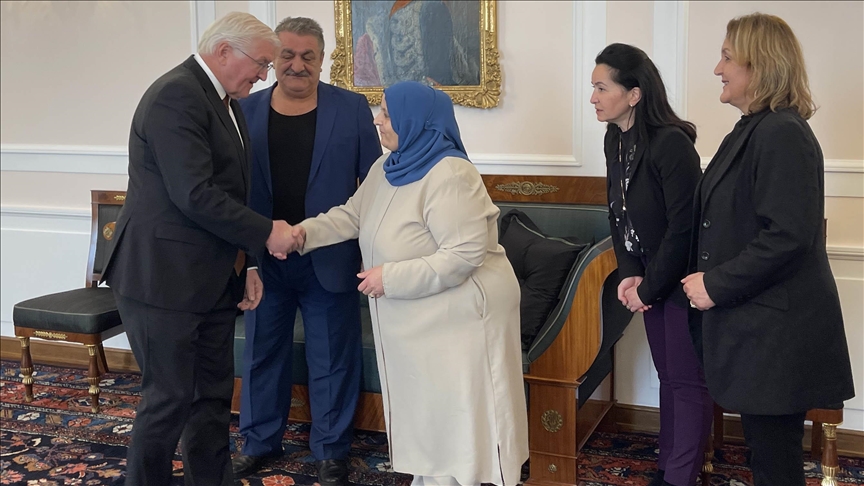Alman Cumhurbaşkanı Mölln saldırısında yakınlarını kaybeden Arslan ailesini ağırladı