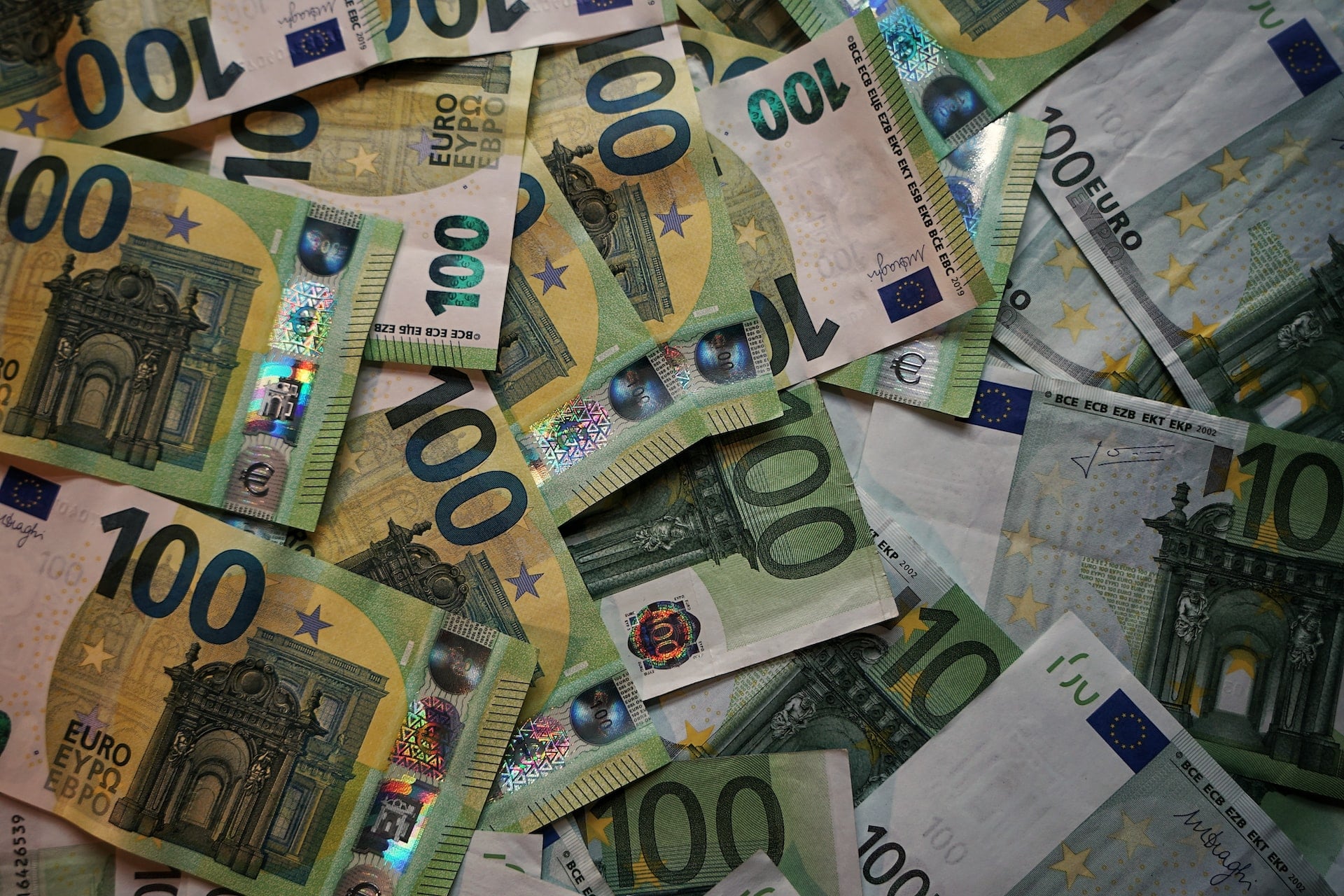 Frankfurt'ta 4,6 milyon Euro'luk çek bulup teslim eden adam aldığı ödül karşısında şok oldu