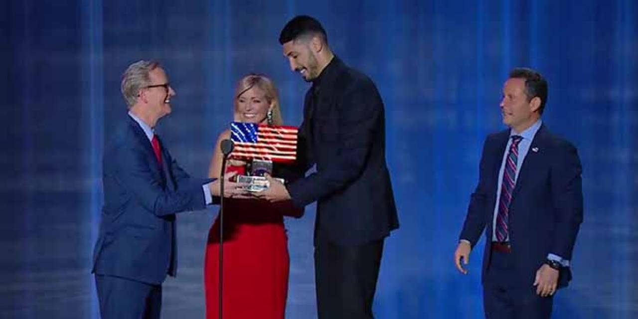 FETÖ’cü Enes Kanter’e ‘En Değerli Vatansever’ ödülü