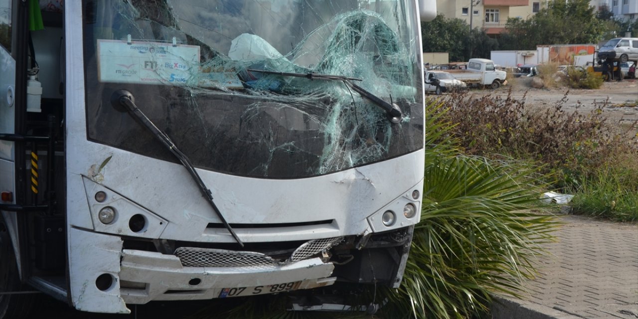 Alman turistlerin bulunduğu minibüs Antalya'da kaza yaptı