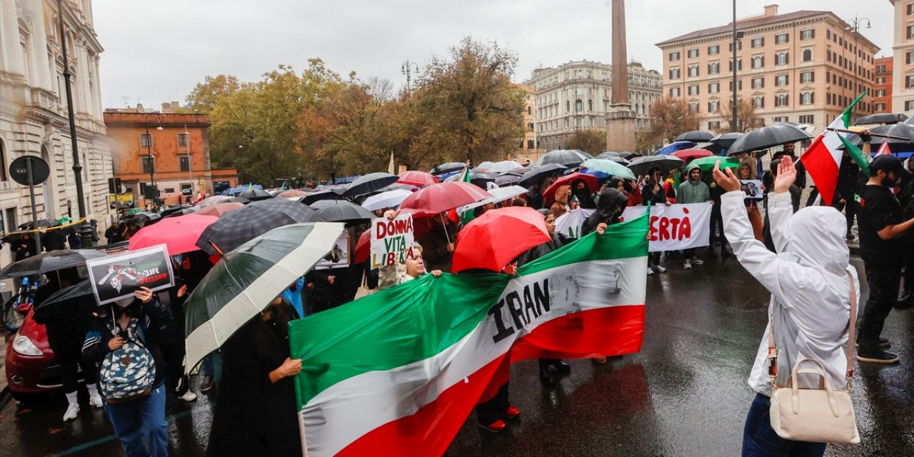 İranlı Mahsa Emini'nin gözaltına alındıktan sonra ölümü, Roma'da protesto edildi