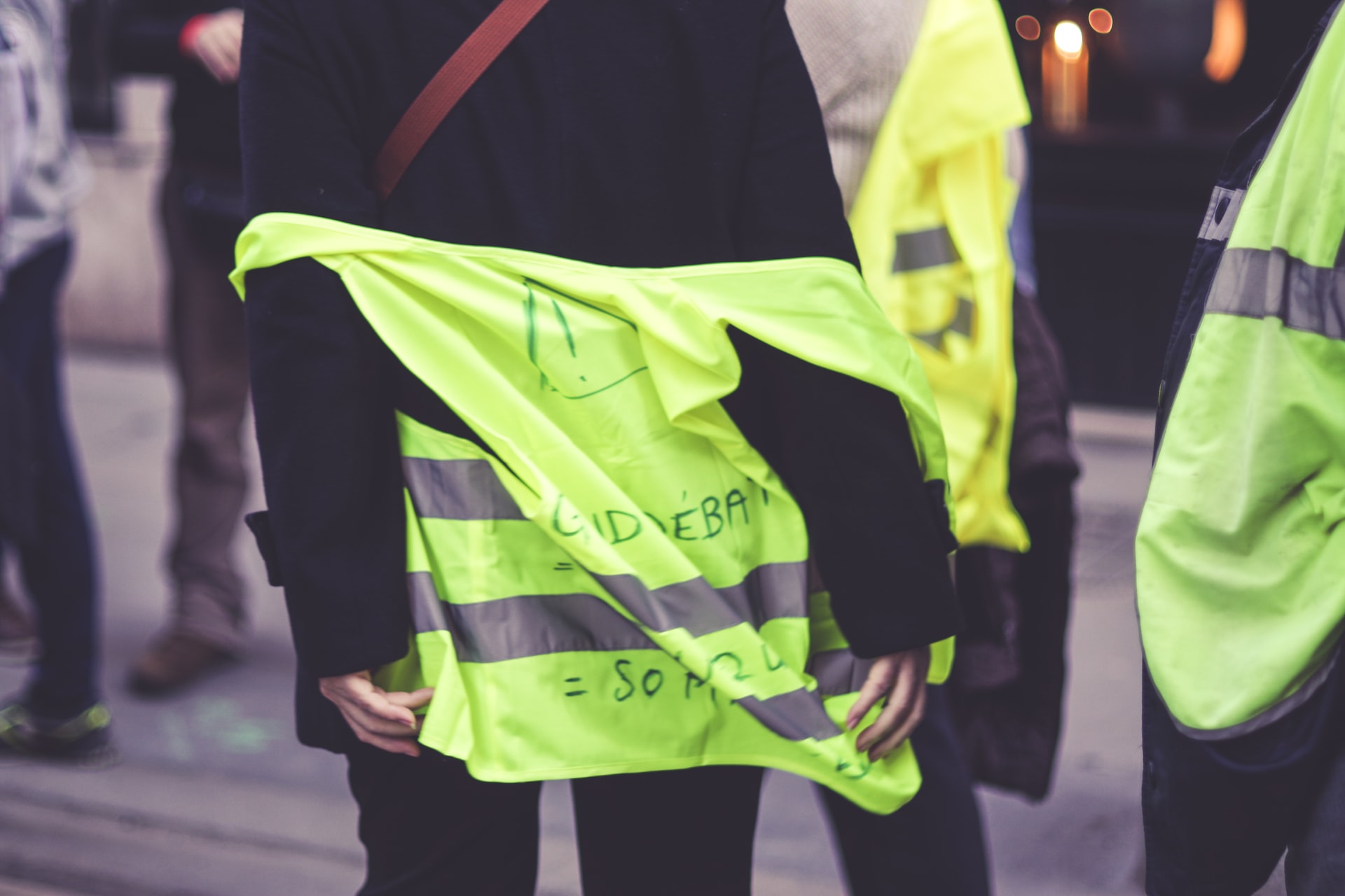 Paris’te sarı yelekliler tekrardan sokağa indi