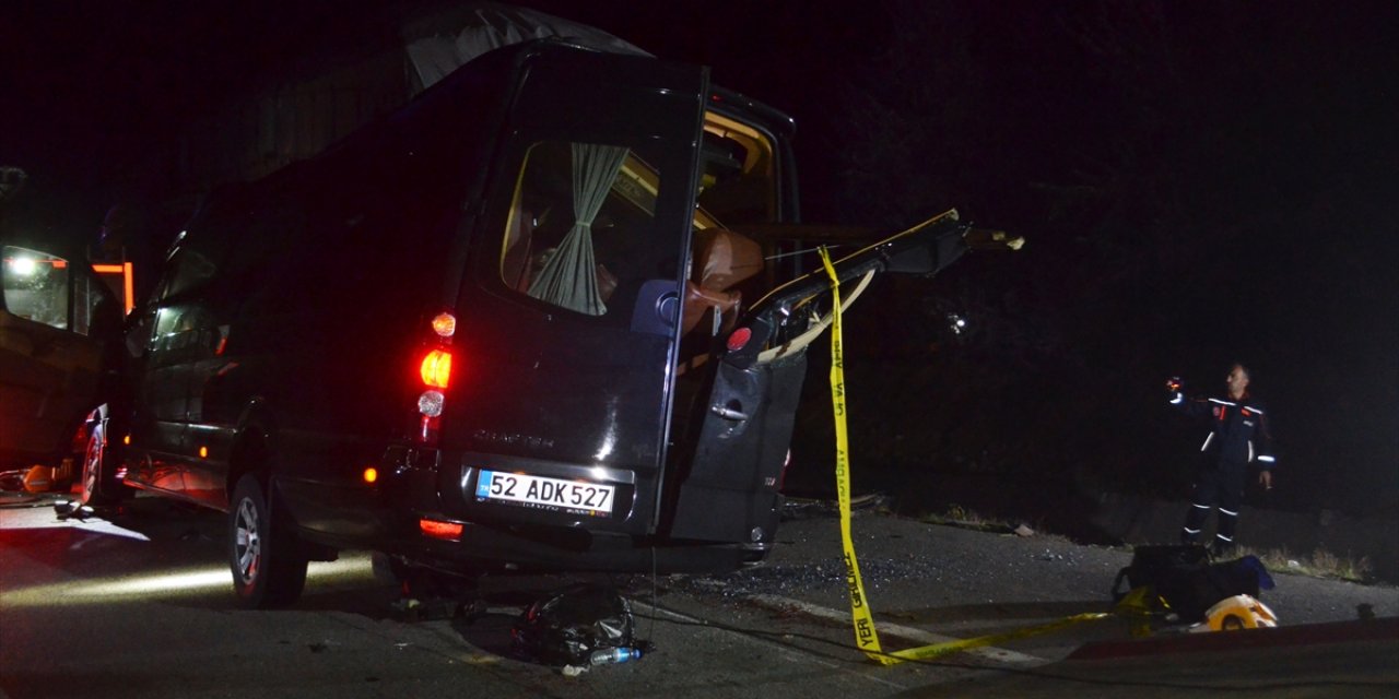 Trafik kazasında hayatını kaybeden tiyatrocular sanat dünyasını yasa boğdu