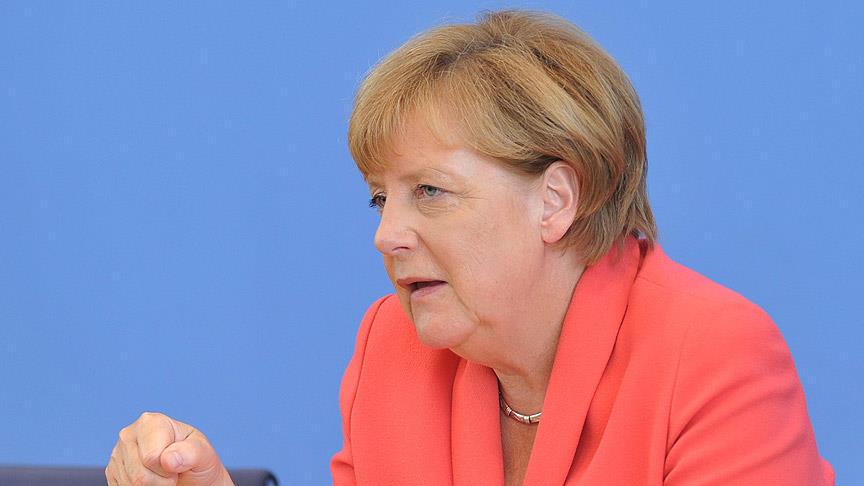 Üç Almandan biri Merkel’in istifasını istiyor