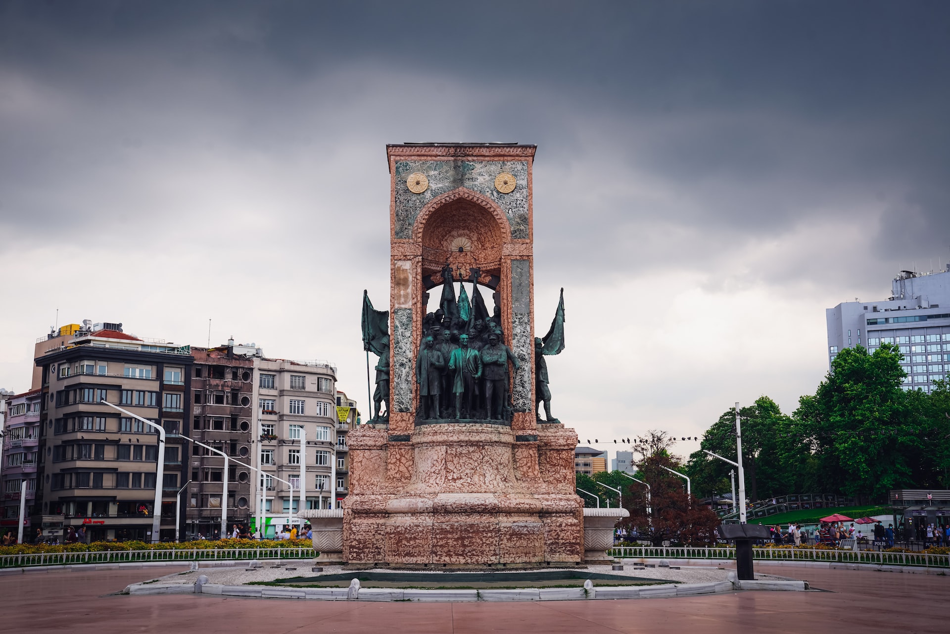 Taksim'de şüpheli valiz fünyeyle patlatıldı