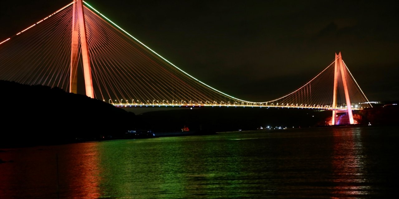 İstanbul'da iki köprü, "radyasyon onkolojisi farkındalığı" için turuncuya büründü