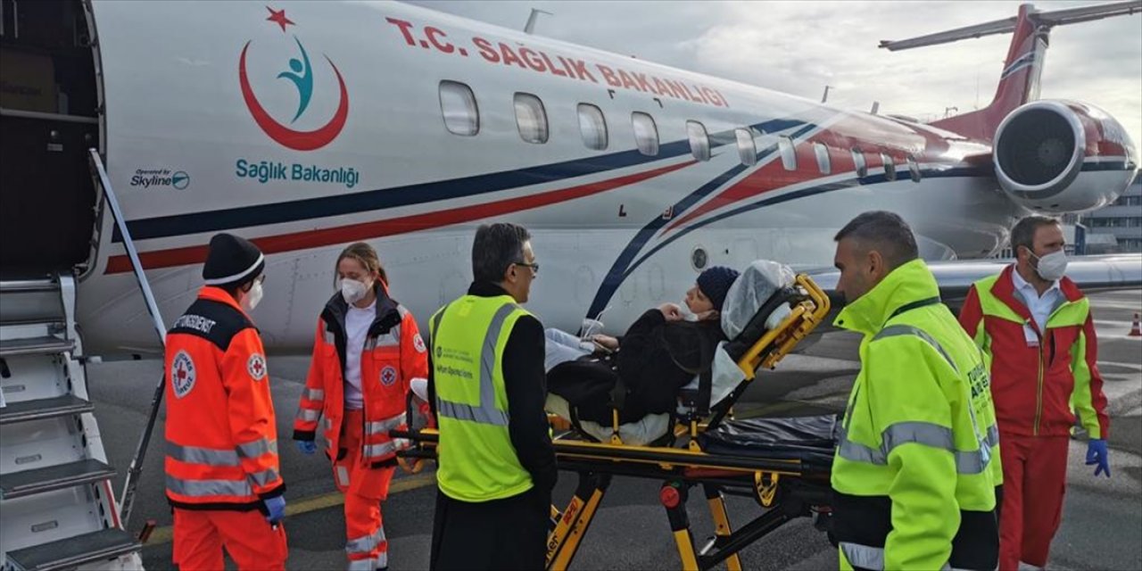 Almanya'da yoğun bakımda tedavi gören öğretmen ambulans uçakla Türkiye'ye getirildi