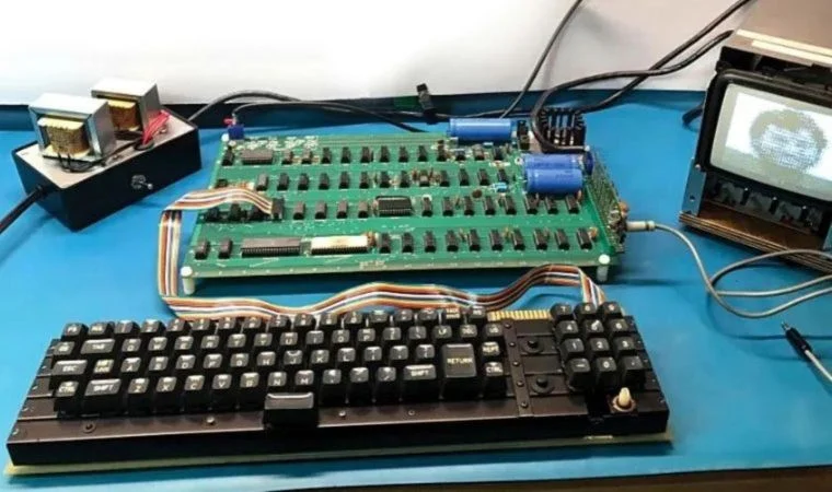 Steve Jobs’ın el yazısı bulunan Apple-1 açık artırmaya çıkıyor
