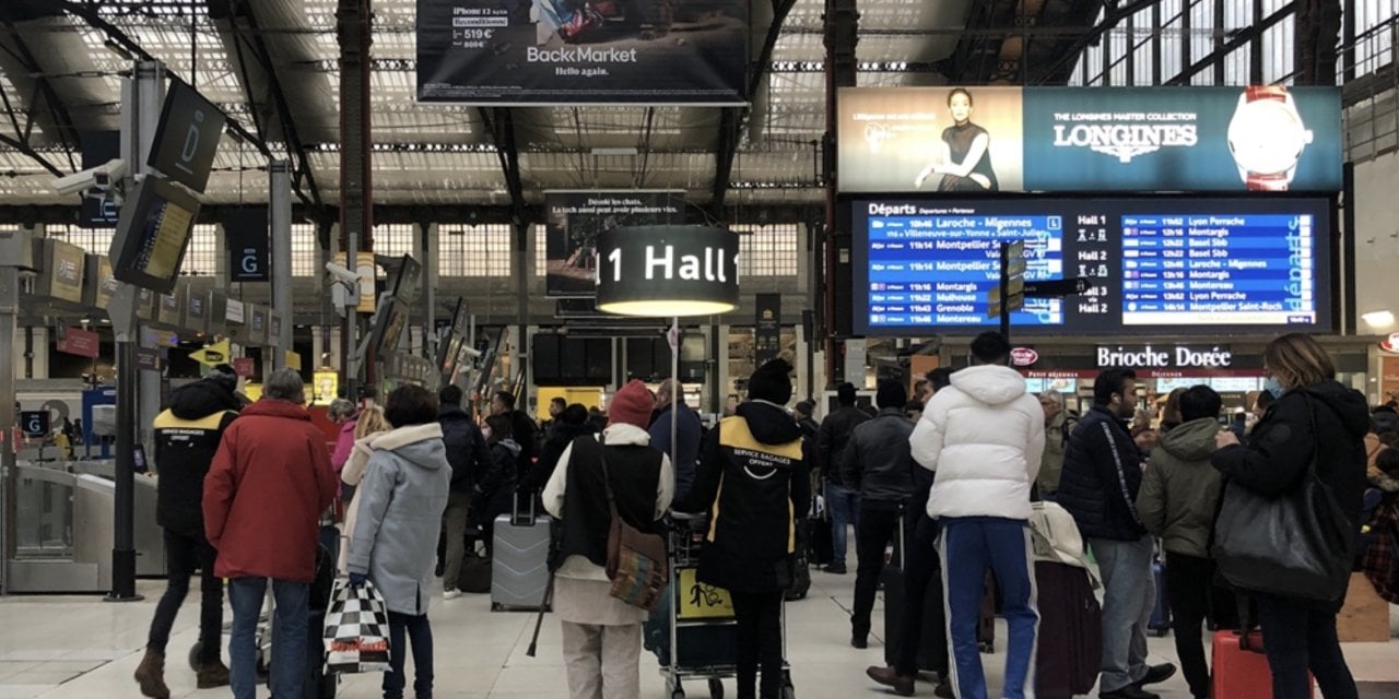 Fransa'da tren kontrolörlerinin grevi ulaşımı sekteye uğrattı