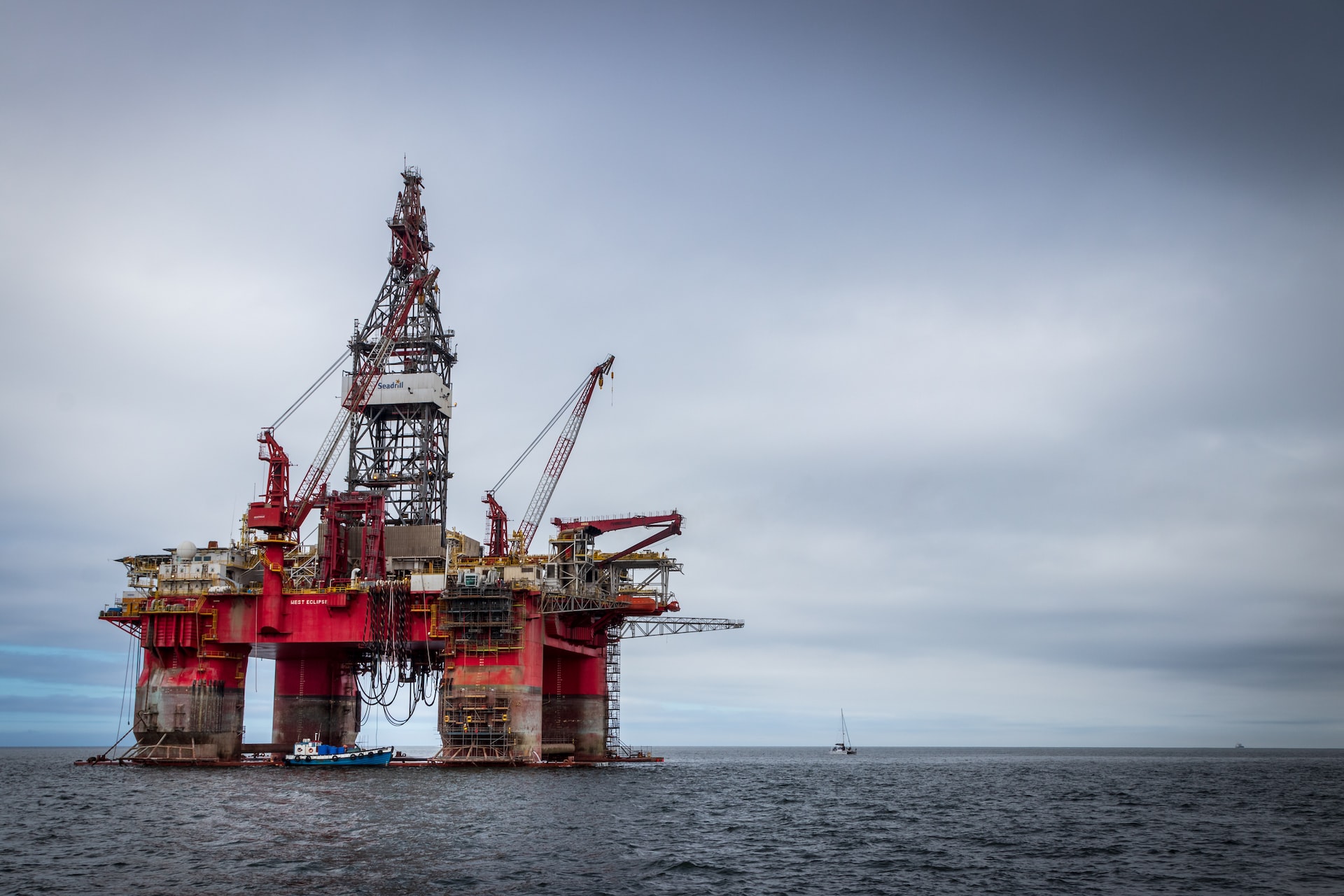 AB'nin Rus petrolüne ambargo ve tavan fiyat uygulaması yürürlüğe girdi