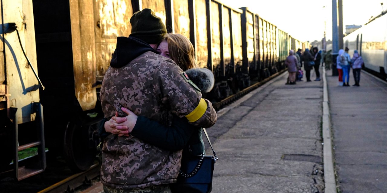 Donetsk cephesinde görevli askerler Kramatorsk Tren Gar'ından yola çıktı
